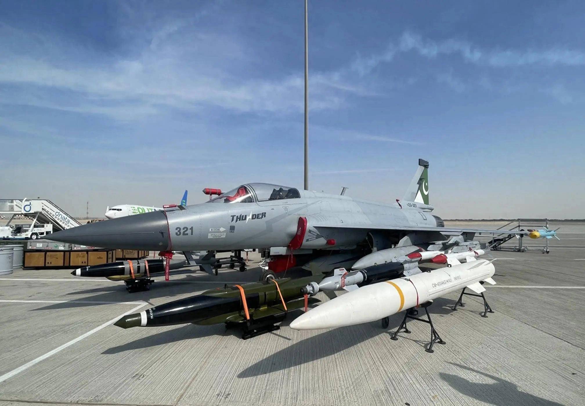 中国刚说促进利比亚统一，巴铁转头卖“枭龙”给叛军，这是为何？