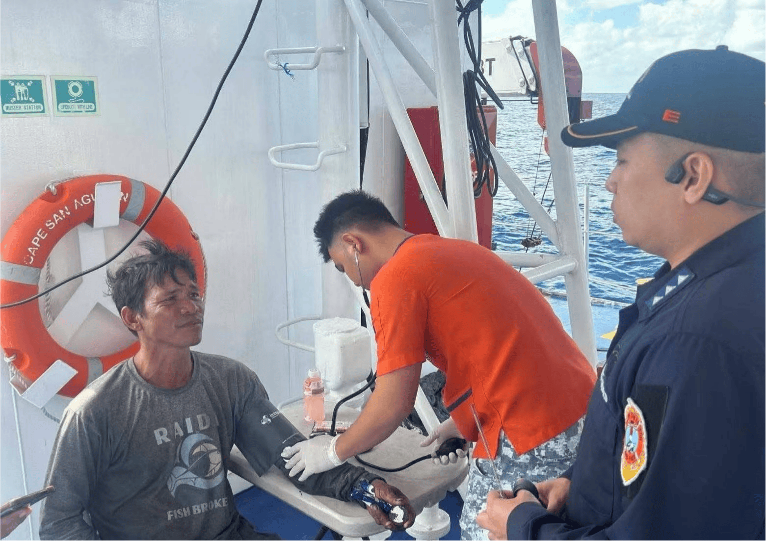 解放军巡航黄岩岛，救助菲律宾落难渔民，菲军一看坐标大呼不妙，马尼拉都不远了