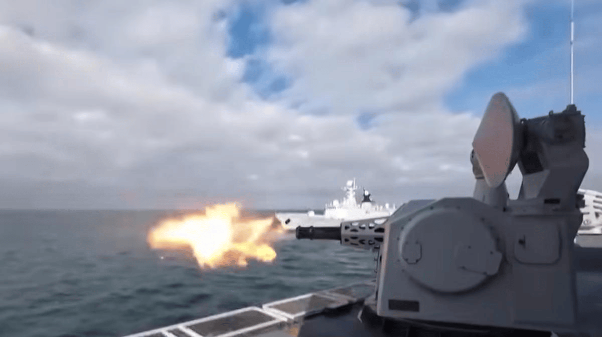 日本右翼集体哑火！解放军给美军前所未有的待遇，高市傻眼了