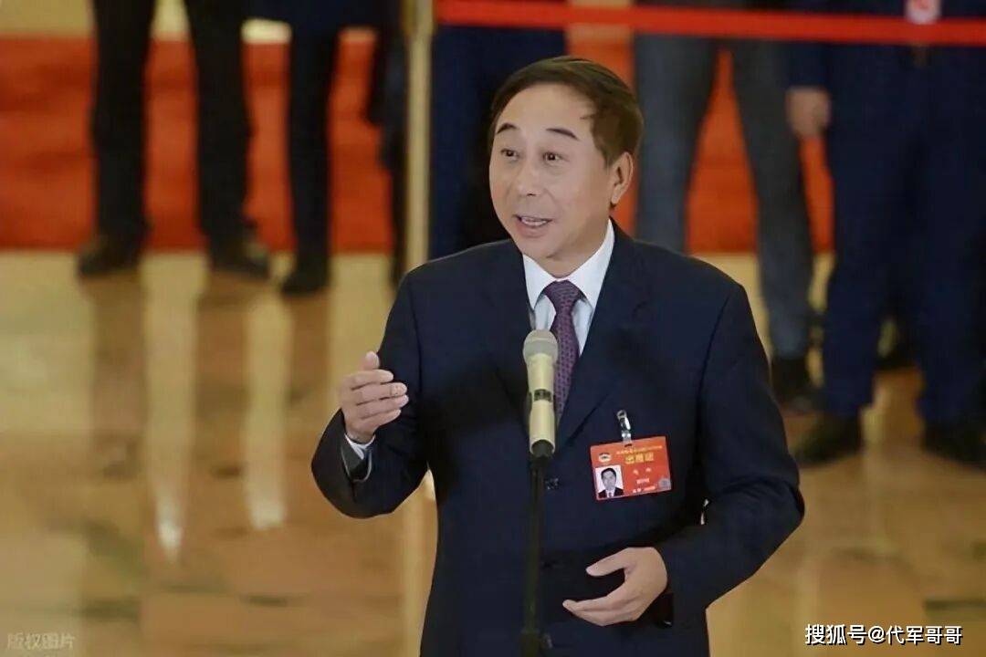 68岁冯巩近况曝光!住100平小房,衣服纸箱乱堆,口罩反复用引热议