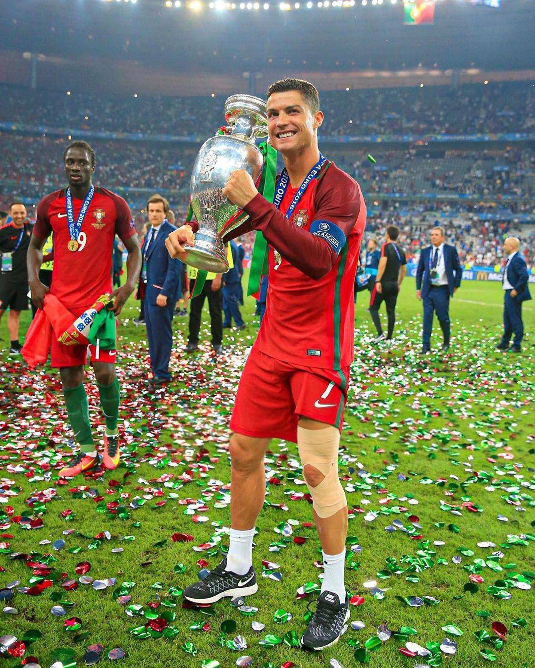 足球直播-NBA直播_英超_世界杯体育【超清在线观看】亨利压C罗登顶！英超50大球星榜揭晓百年足坛传奇的荣誉图鉴