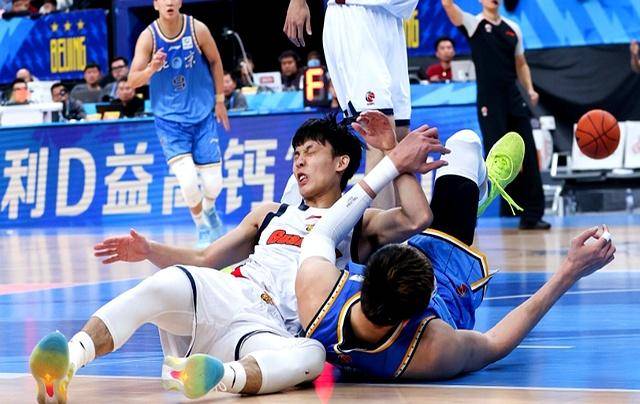 CBA盘口与数据深度__今日CBA盘口分析·大小分策略·球队档案一日三消息徐杰伤情披露山东男篮计划签第四外援新年首位被裁球员