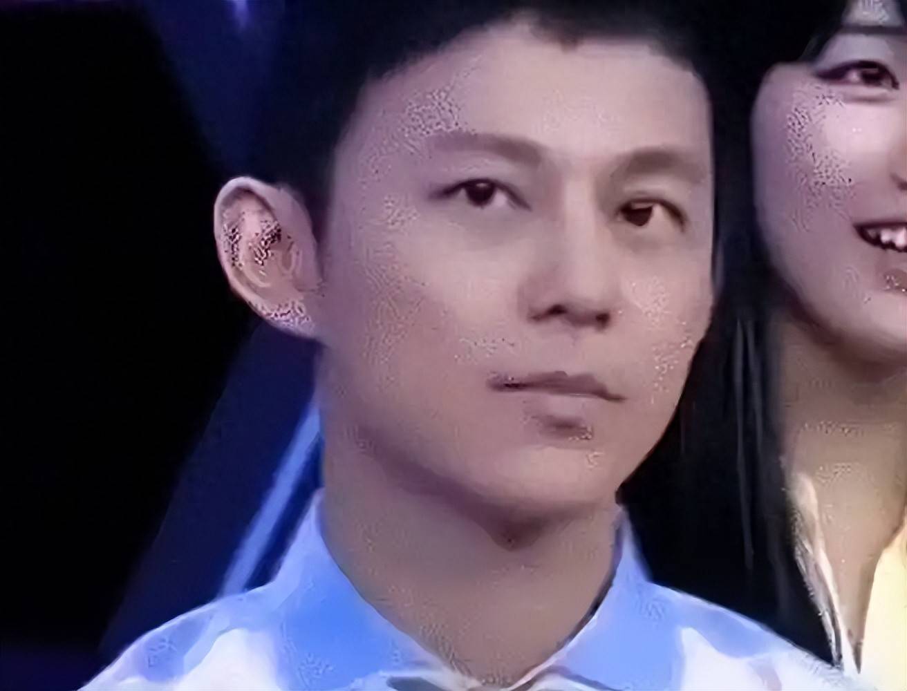 墙倒众人推!人民网怒斥、保姆举报51岁无妻无子的何炅还是崩溃了