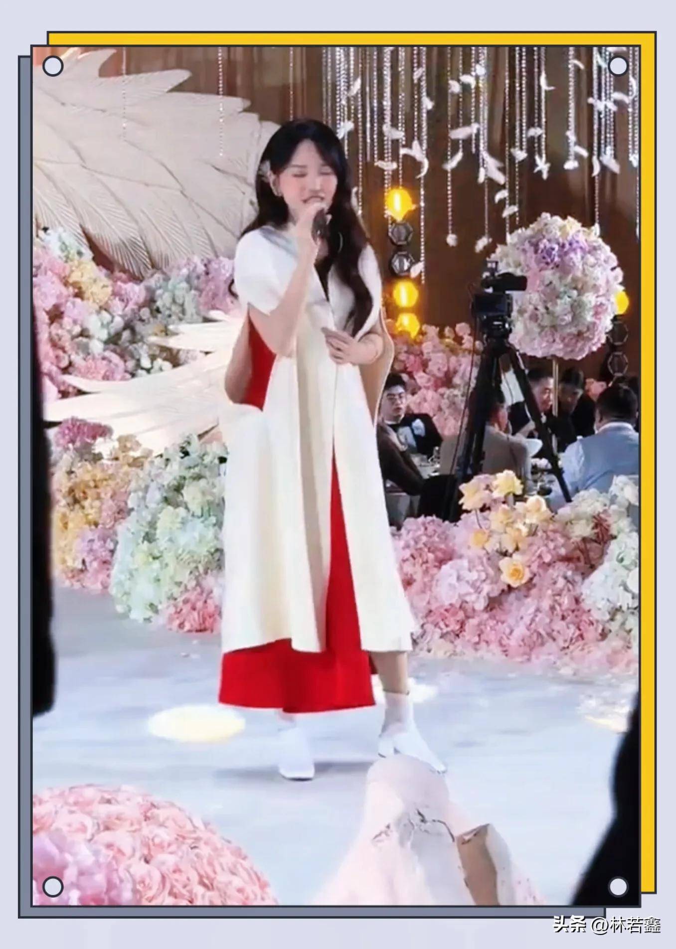42岁金莎参加婚礼商演,穿红色裙子,少女感十足,唱3首歌挣35万