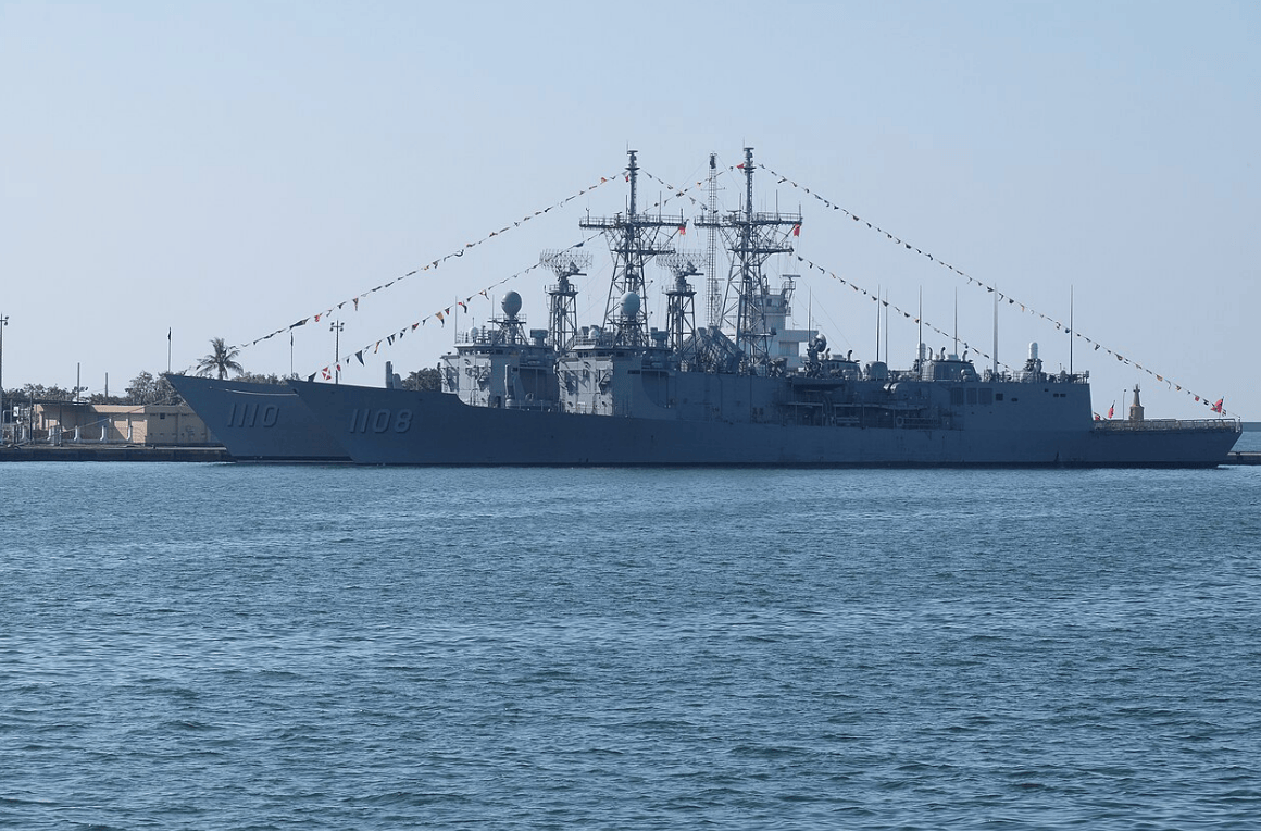 两舰近距对峙，乌鲁木齐舰强硬警告，台军“班超”无还手之力