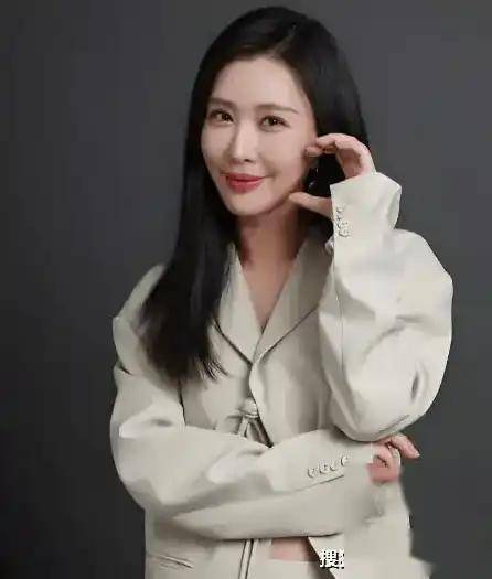 田朴珺回应离婚，清空王石所有合影！这段婚姻输给了年龄还是金钱？