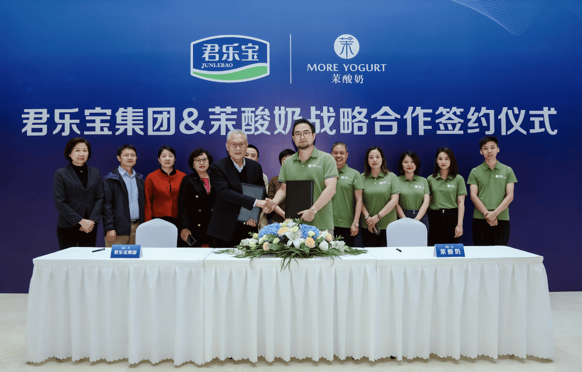 整合海潮下的酸奶新局：R18 模子视角下君乐宝与茉酸奶的系统