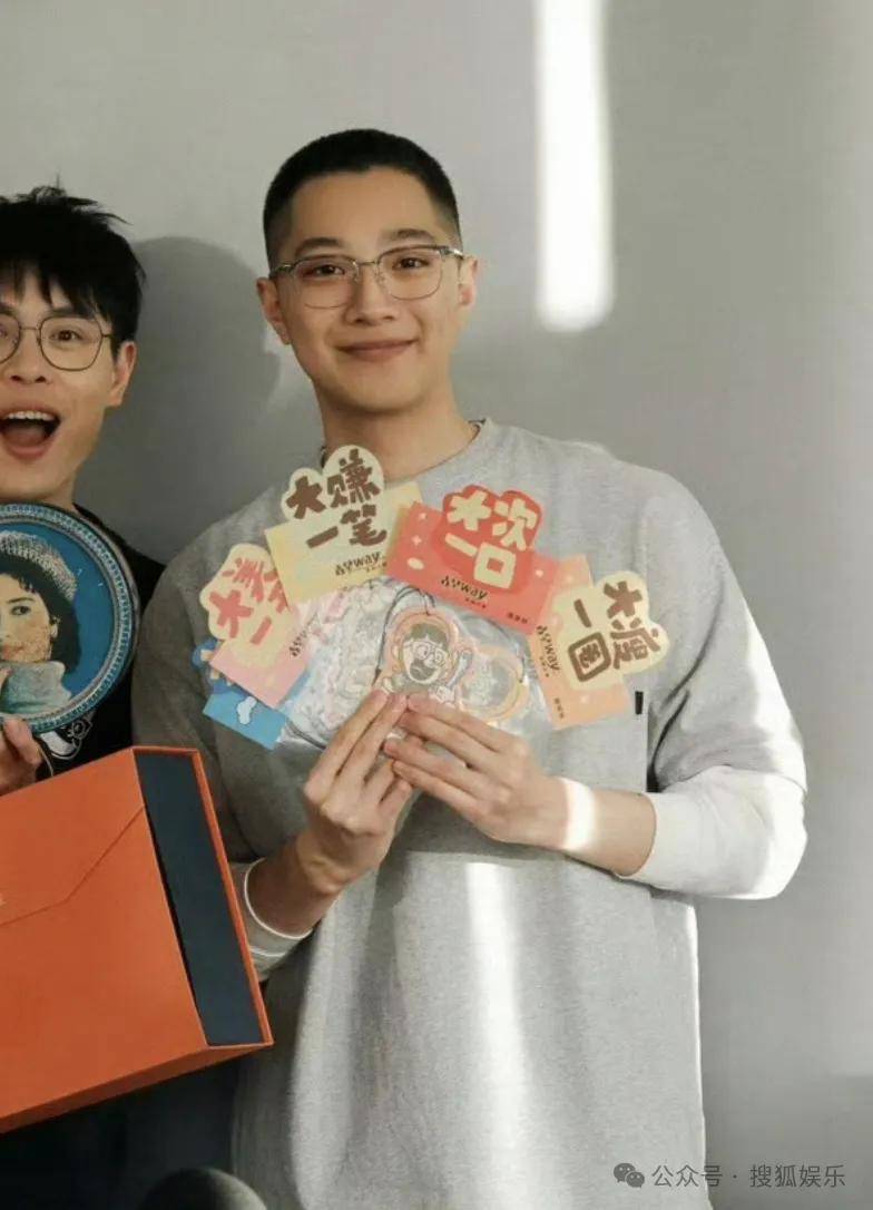 都退居幕后了还要被审判近照状态？他的转型真的还蛮彻底的......