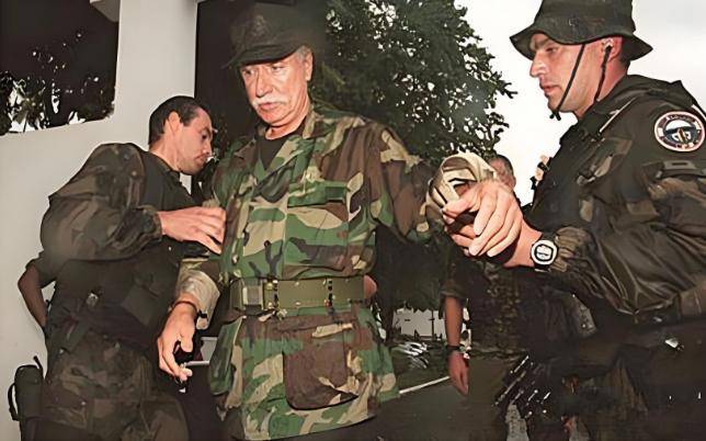 雇佣兵之王:30年干掉了4任总统,娶6个老婆,还窃取一国