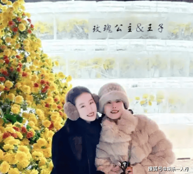 刘亦菲带65岁妈妈回哈尔滨被拍!65岁妈妈冻龄似少女,两人同框像姐妹,网友:这基因我服了