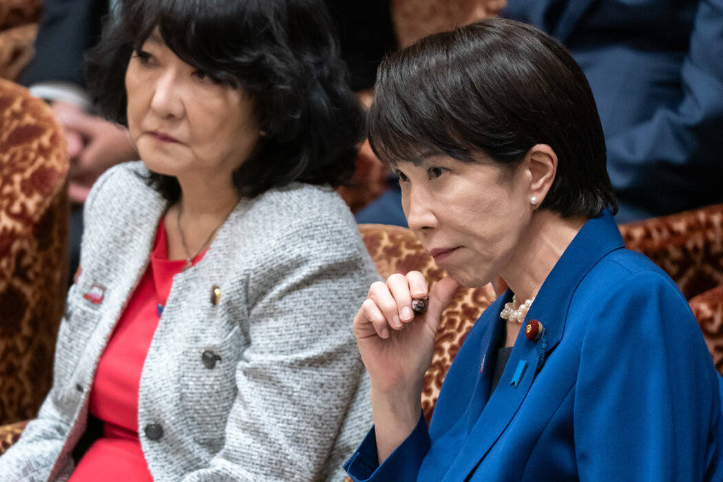 中方连续2天出手,王毅外长用4字定义高市政府,800多项反制名单砸向日本!