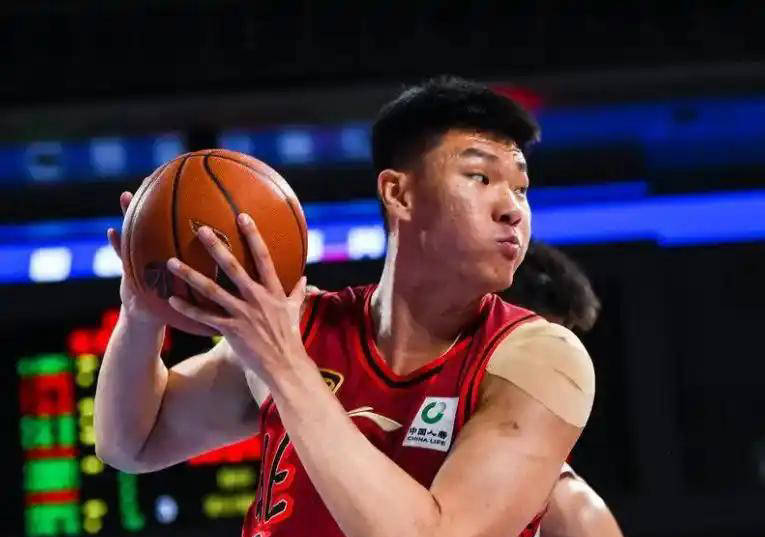 “范子铭600万年薪表现低迷0分0篮板球迷