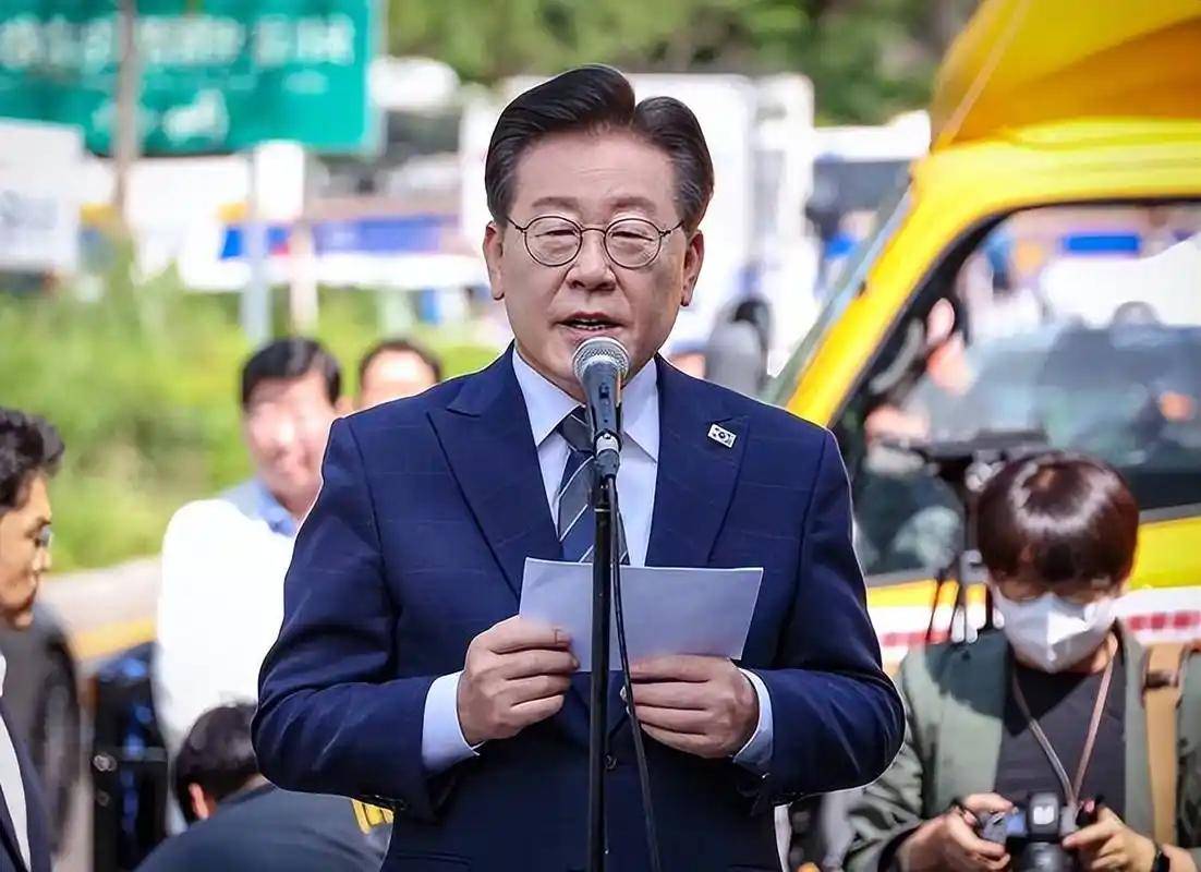 李在明刚结束访华行程，中方对日两道制裁令生效，高市早苗收到“罢免通知”？