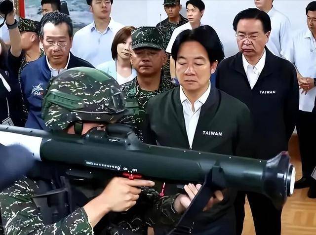 对抗！美防长点名中国，新华社官宣2个大杀器，台海民调让美国心凉