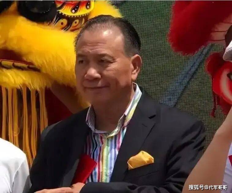 68岁万梓良近况曝光！商演台上腿抖如筛糠，仍坚守17年助学湘西