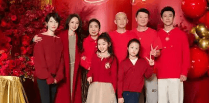 董璇携小酒窝为张维伊庆38岁生日，仪式感拉满太好磕，岳父母同款红卫衣抢镜