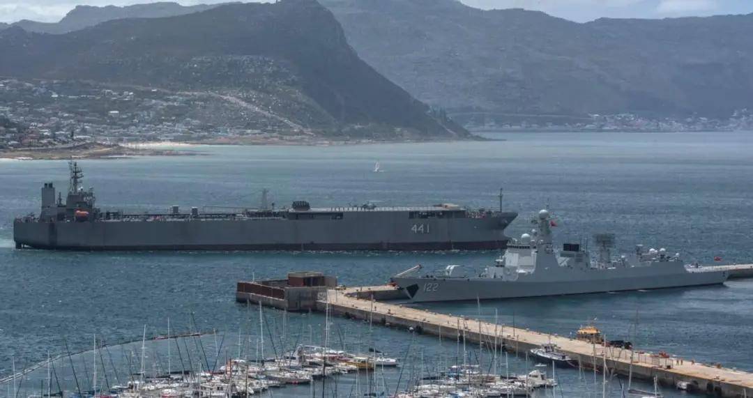 中国主导金砖国家军演，伊朗12万吨超级巨舰亮相，把052D的风头都抢了？