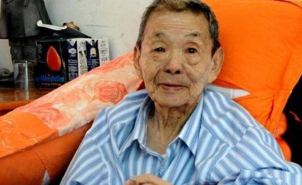 db电竞下载金三角女毒枭：4岁玩枪烟不离手喜爱男装一代毒王都是她小弟