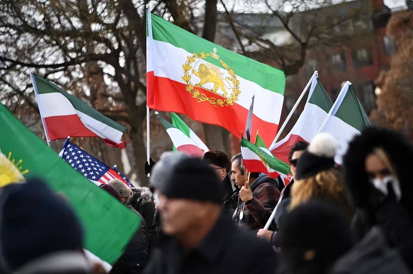 革命卫队损失惨重,哈梅内伊下令全国哀悼三天,伊朗总统“坐山观虎斗”?