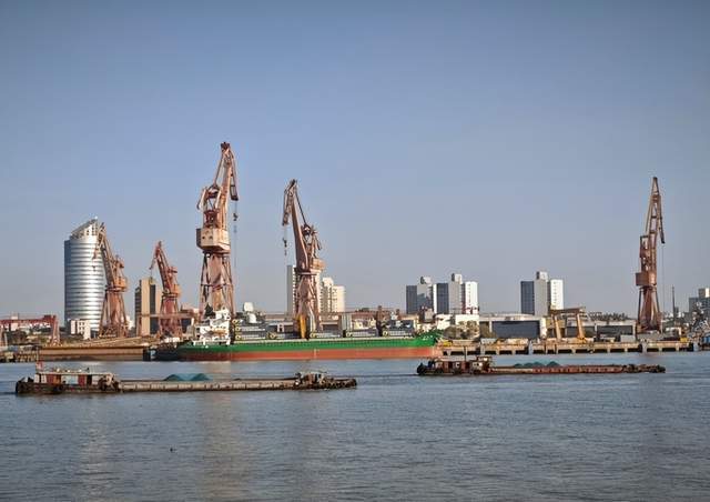 美截俄油轮前，中国 “集装箱战舰” 突然亮相！巧合？没那么简单