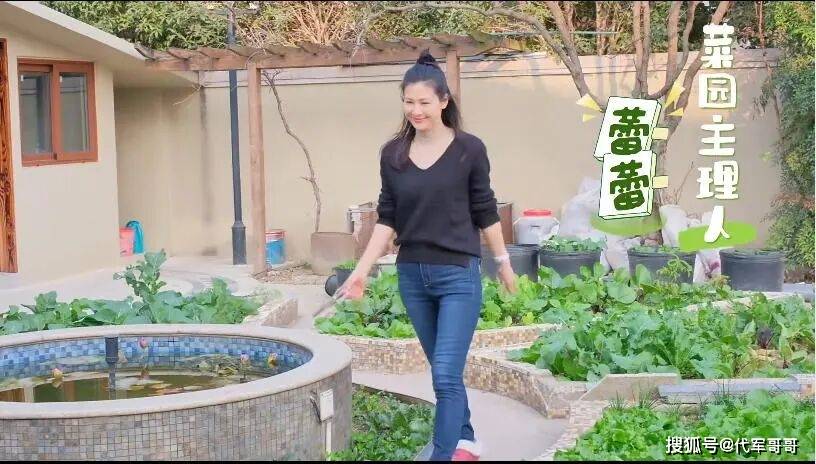 46岁童蕾近况曝光！老公被判刑欠下1.4亿债务，带女儿回农村生活