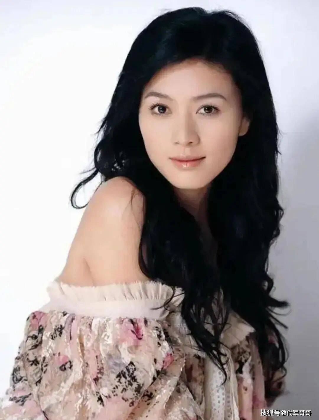 50岁田海蓉近况曝光！老公狱中离世留下百亿遗产，与女儿相依为命