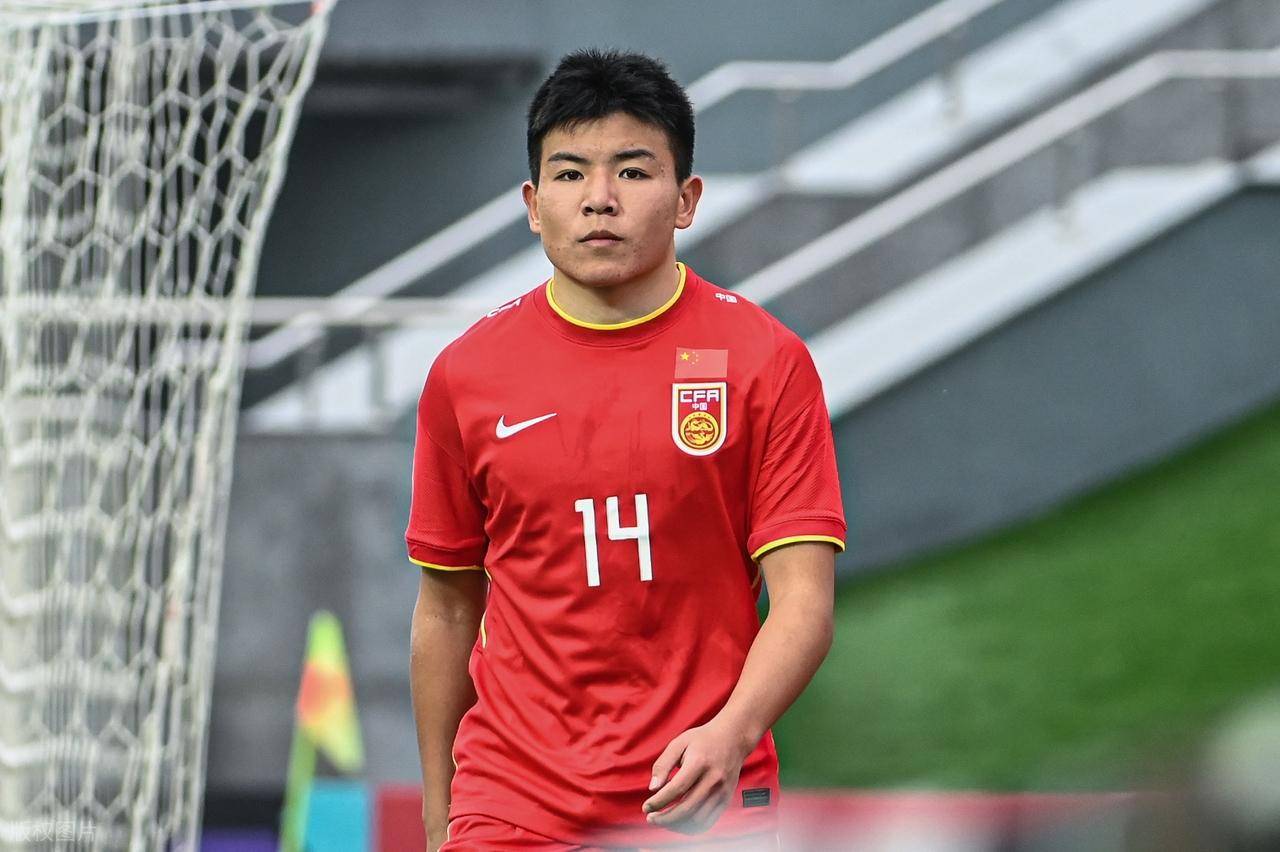 原创             全队遭批，唯他获赞！董方卓唯一认可的U23铁腰，要登陆英超了