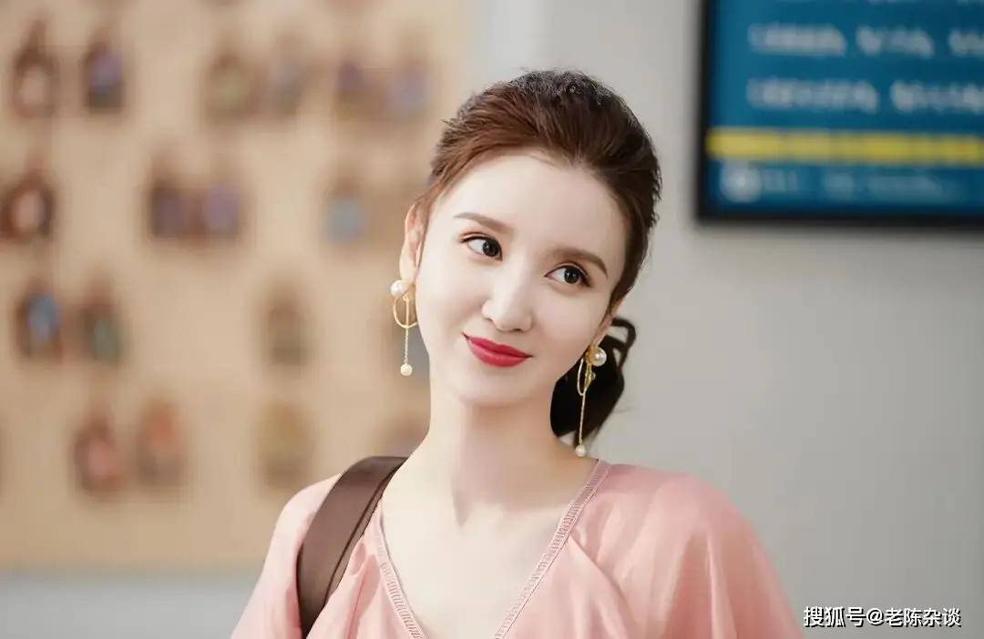 43岁张萌的“泳装照”绝了！大秀腰臀比，网友直呼：说23岁我都信