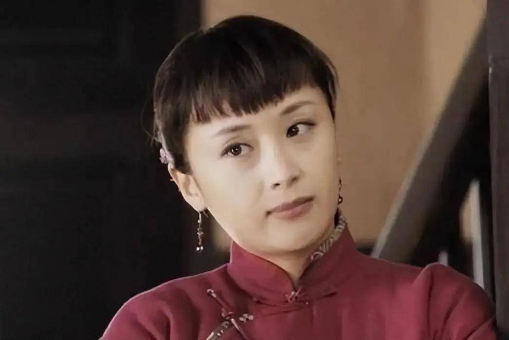 她长得漂亮，名气不大但演技好，出道25年零绯闻，如今依旧美丽