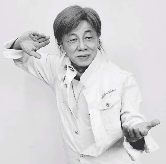 梁小龙追悼会正式举行!遗照没有用“陈真”形象,周星驰送花圈