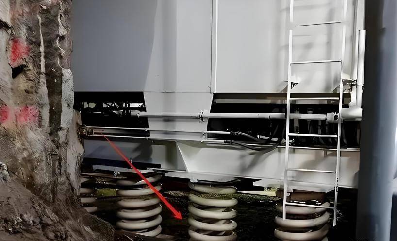 美国总统的“末日堡垒”：1319根巨型弹簧撑起，无惧1000万吨核弹轰炸