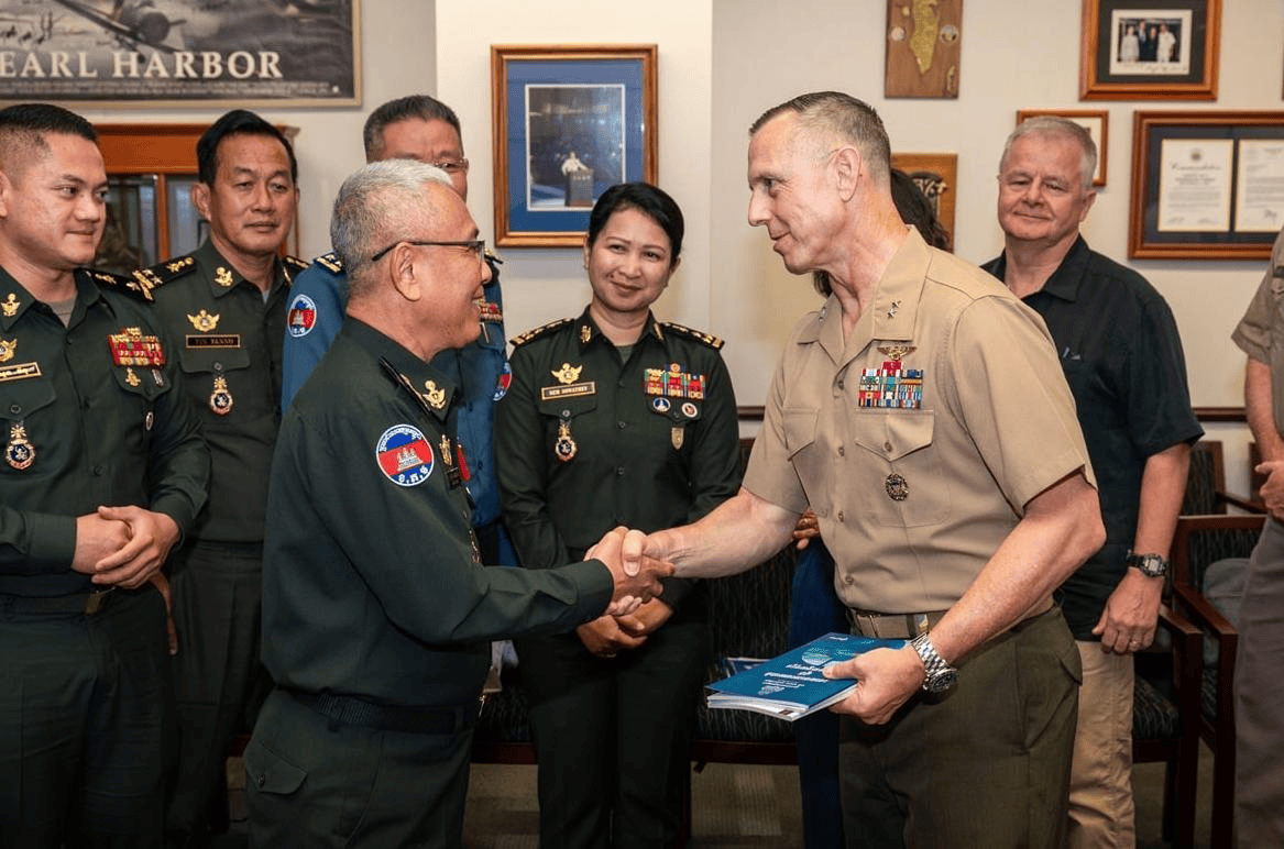 柬埔寨无条件开门迎客,美军舰停靠中国援建基地,中美军舰近距离隔空相望