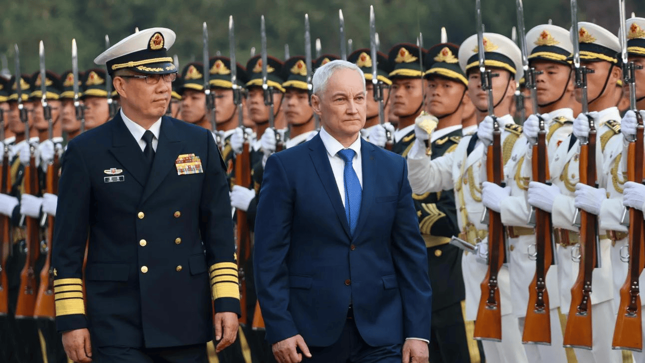 美航母舰队已到伊朗家门口,中俄防长紧急通话,释放了一个明确信号