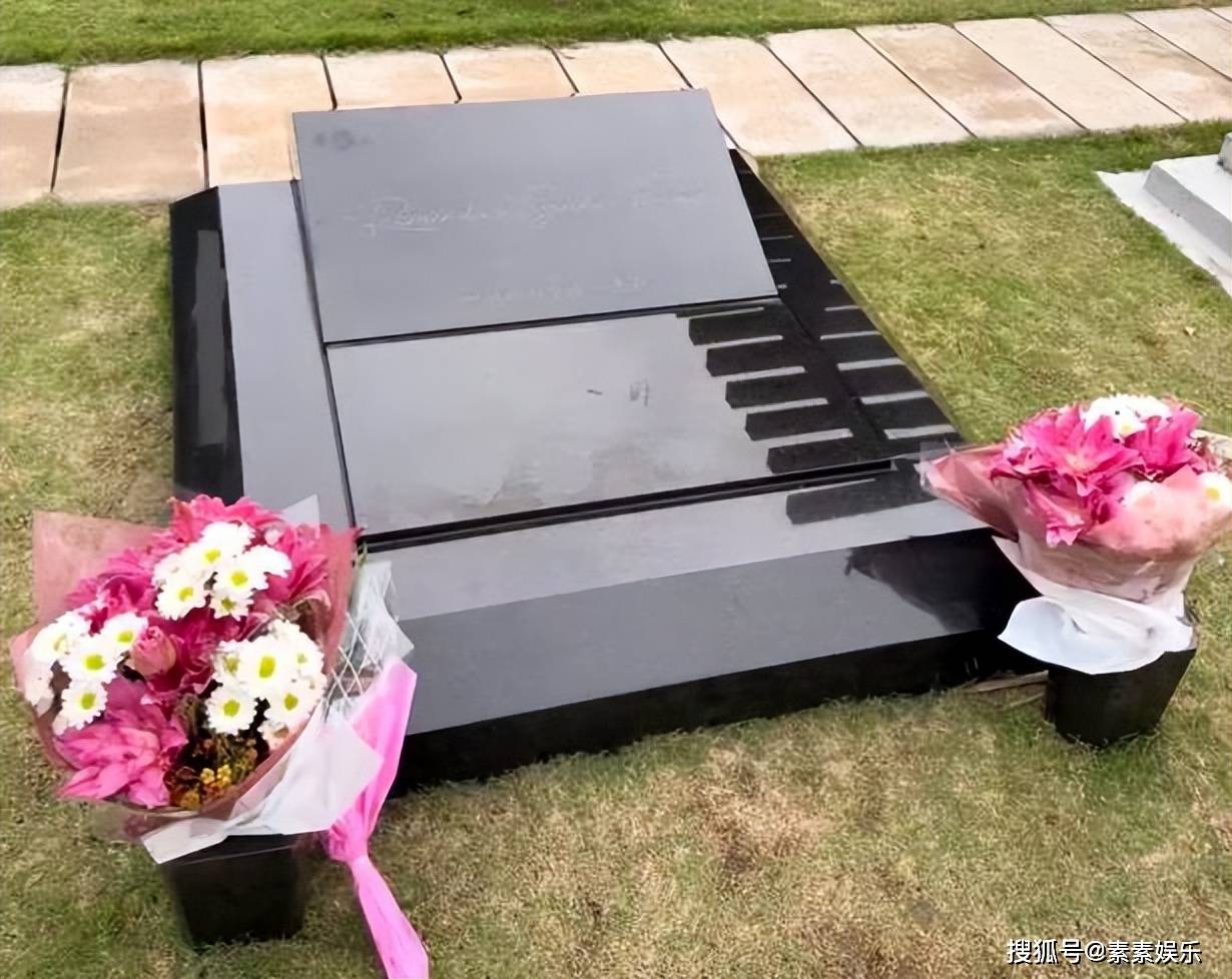 大S离世一周年，S Hotel酒店大门被木板封住，那串珍珠项链还挂着