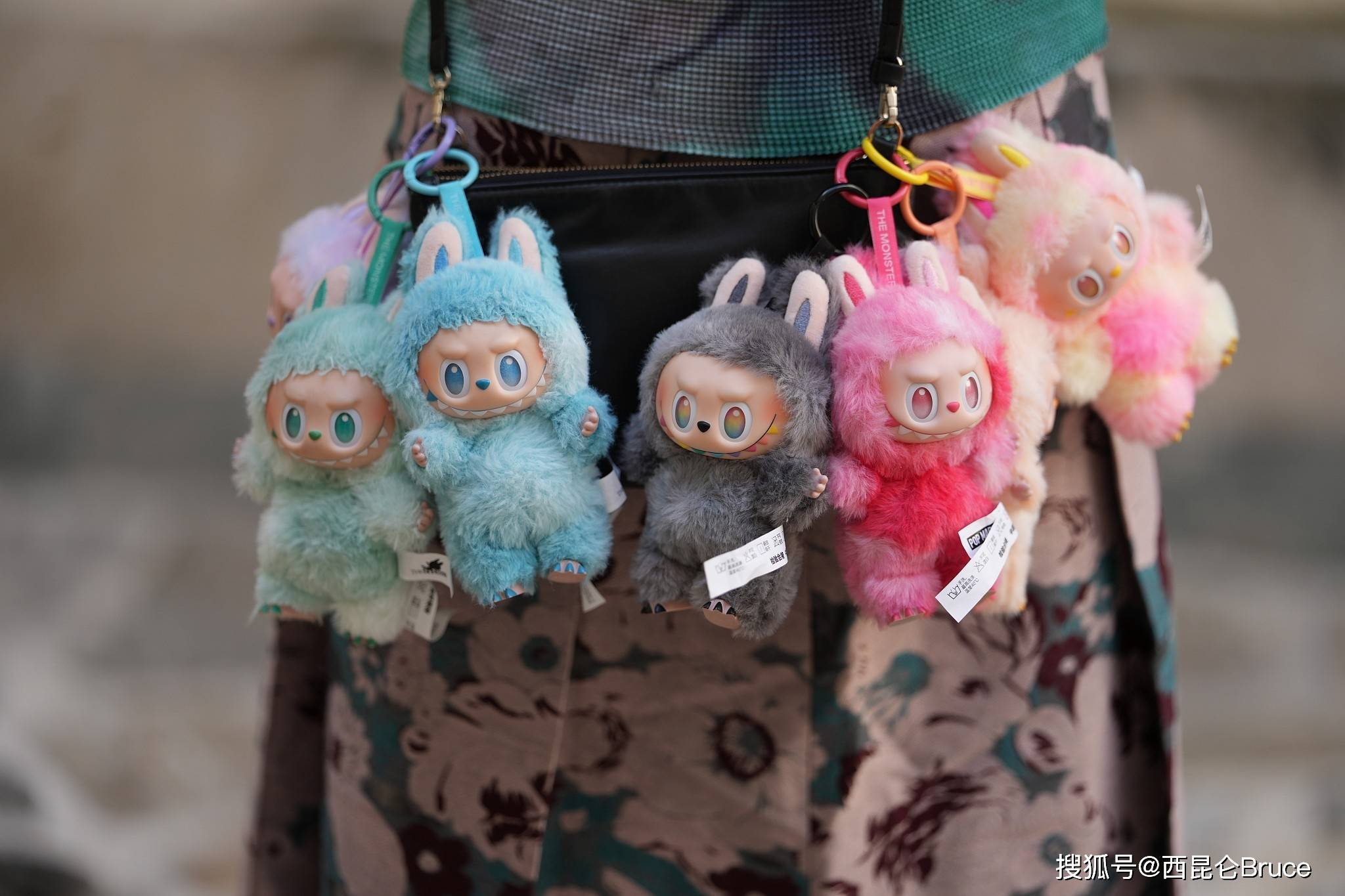 赚钱！几厘米的娃衣卖2千元缝纫机踩冒烟网友：看不懂