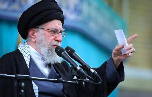 德黑兰准备让步？伊朗外长称赞特朗普聪明人，表示愿意放弃核武器，要美国答应个条件！