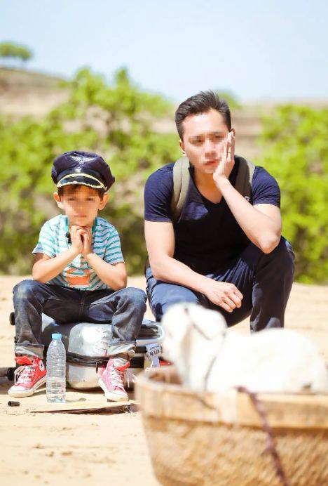 刘烨儿子上法国新闻联播，14岁诺一真的长大了，一圈胡子抢镜