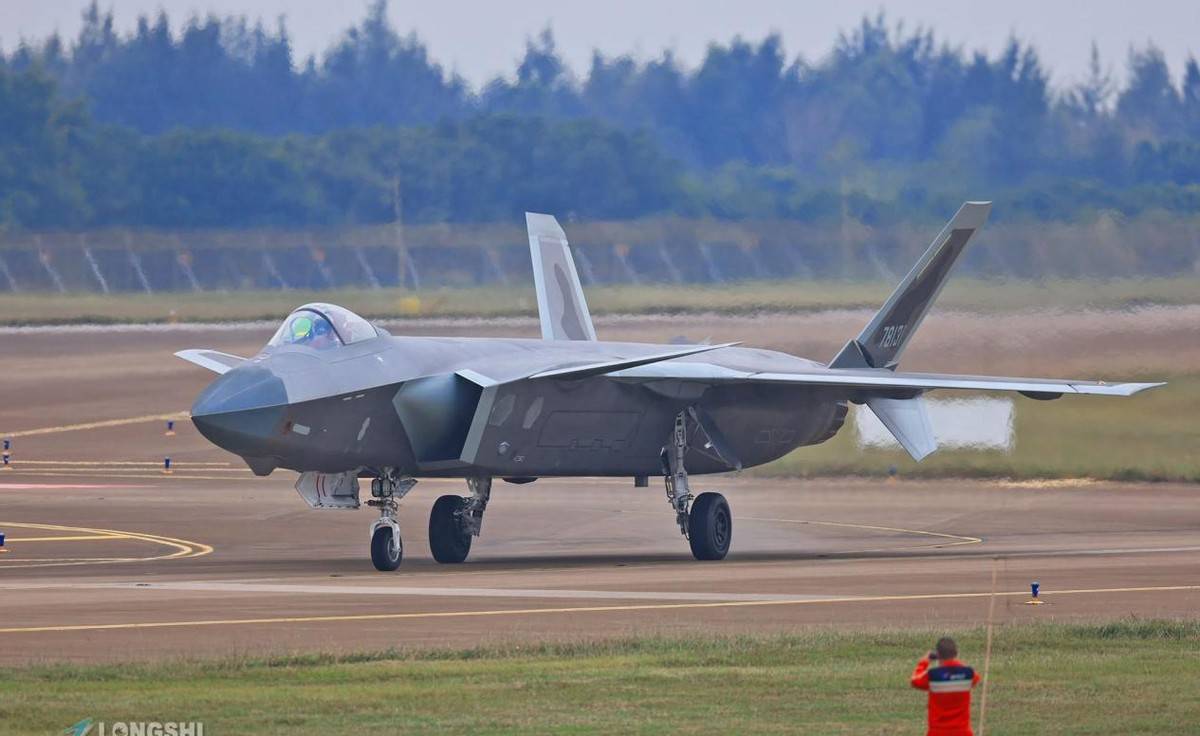 中国七代机2037年首飞？美国着急了：砍F-35订单，省钱研发新战机