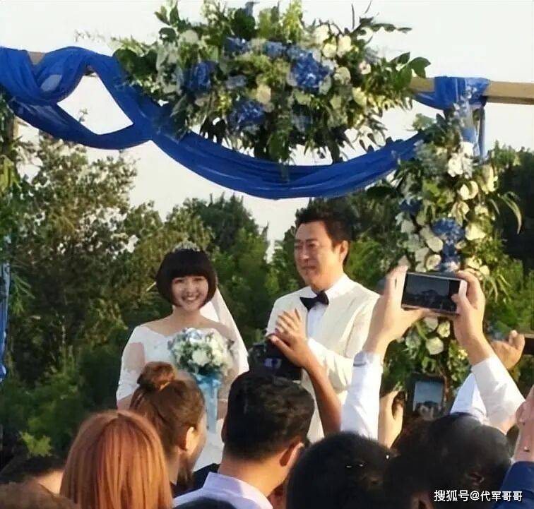 央视主持人蒋小涵：嫁给初恋36岁高龄生子，如今44岁被老公宠成公主