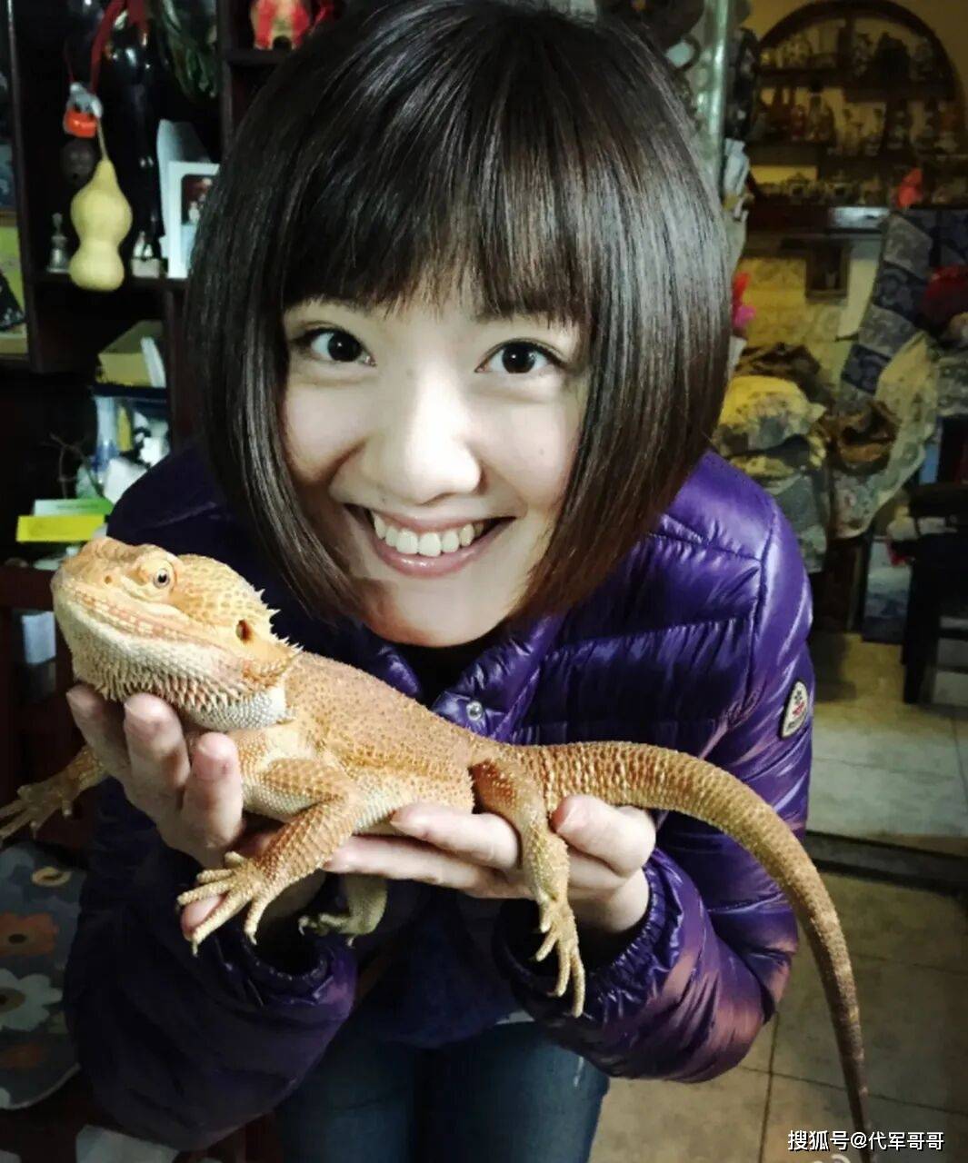 央视主持人蒋小涵：嫁给初恋36岁高龄生子，如今44岁被老公宠成公主