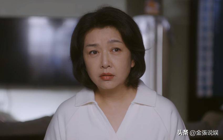 江珊演出获老公探班，56岁田小洁胡子花白好苍老，俩人不像姐弟恋