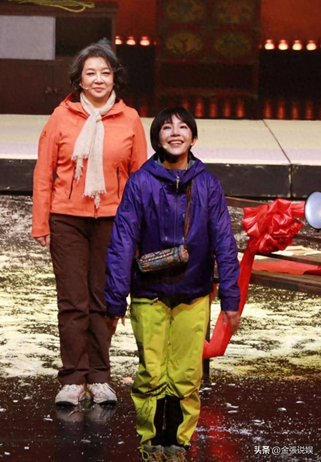 江珊演出获老公探班，56岁田小洁胡子花白好苍老，俩人不像姐弟恋