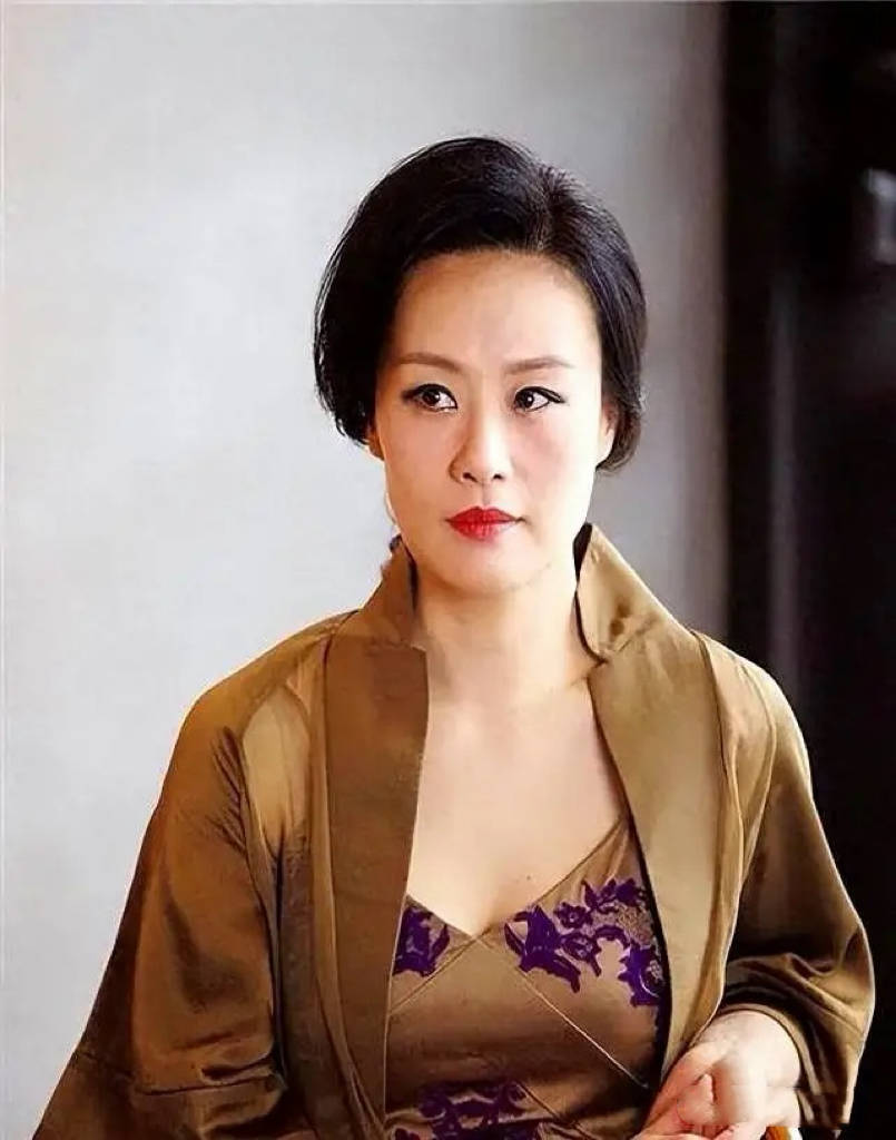 邬君梅独自庆60大寿，结婚30年做9次试管没怀孕，外籍丈夫已病逝