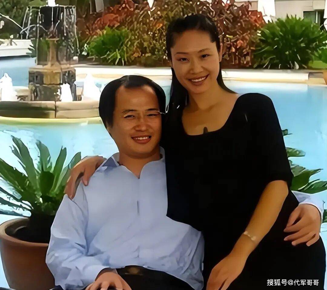 59岁于文华近况曝光！离婚后带女儿嫁给粉丝，如今尽情享受田园生活