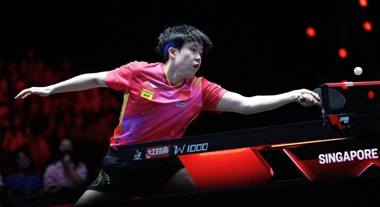 瞧卡特尔选手微笑着抓耳挠腮他彻底被王楚钦打服亚洲杯小组赛第三局3：4时王楚钦侧身暴拉速度力量旋转让对手措手不及