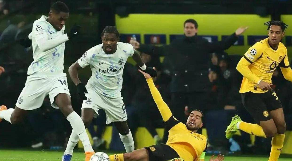 英格兰足球超级联赛炸翻足坛！曼联6000万镑豪赌不留退路锁定英超爆点球员强挖死敌王牌直接引发夏窗最大悬念