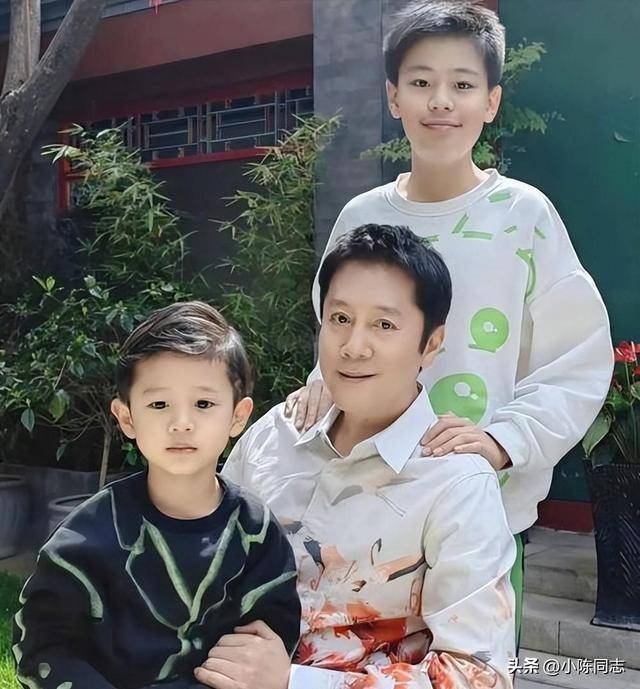 原来她是蔡国庆的妻子，漂亮有钱还不爱露面，生的俩儿子也很优秀
