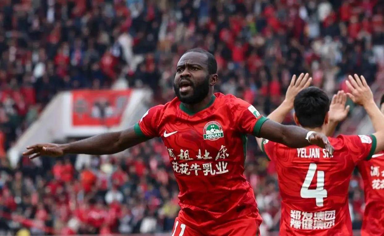 离开河叫扬叔 - 全网最会整活的苏超球迷  足球圈热梗收割机南队后他在新东家被夹道欢迎：球迷真不在意低迷吗？