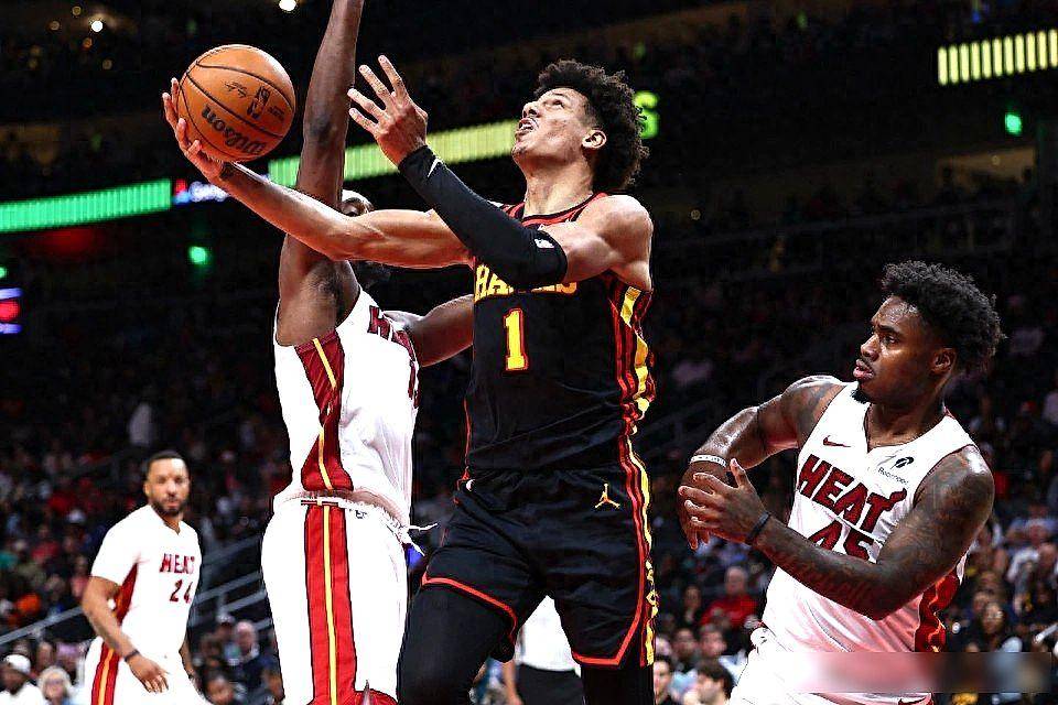 希罗回归炸了！热火31分血洗老鹰这叫扬叔 - 全网最会整活的苏超球迷  足球圈热梗收割机支球队季后赛真有戏？