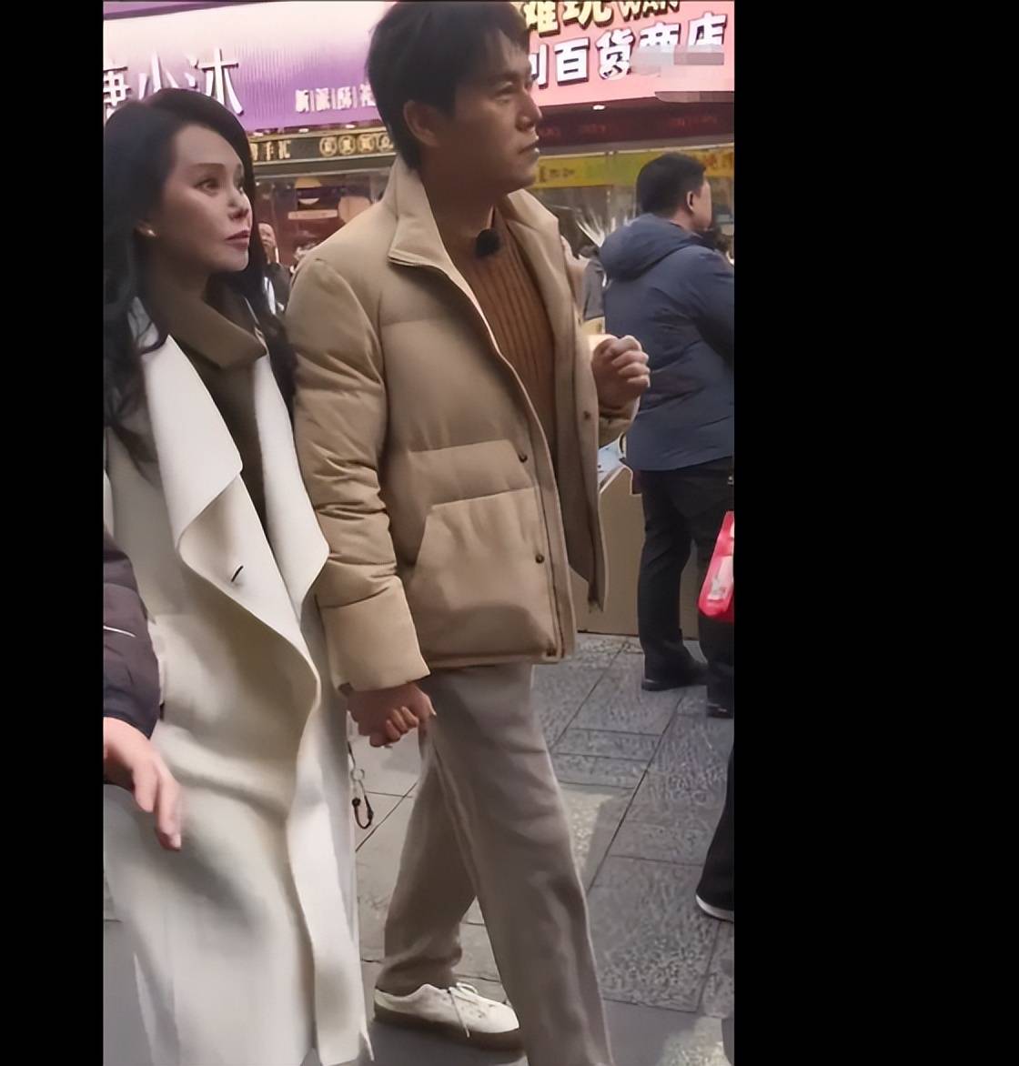 秦昊伊能静东北游玩，夫妻牵手同行，令人羡慕！